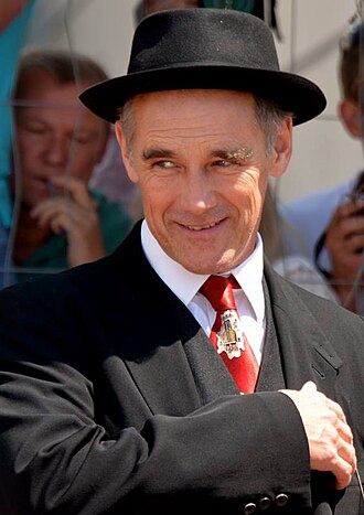 Portrait of Mark Rylance - Owl personality
